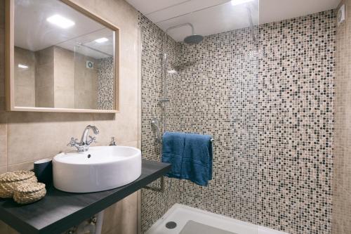 y baño con lavabo y espejo. en BINIS Apartment en Funchal