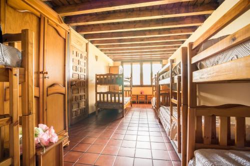 un pasillo con literas en una habitación en Albergue Molino Solacuesta, en Lerma