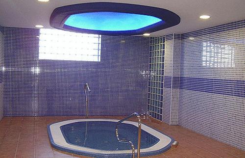 baño grande con bañera y techo azul. en La Becera, en Peñausende
