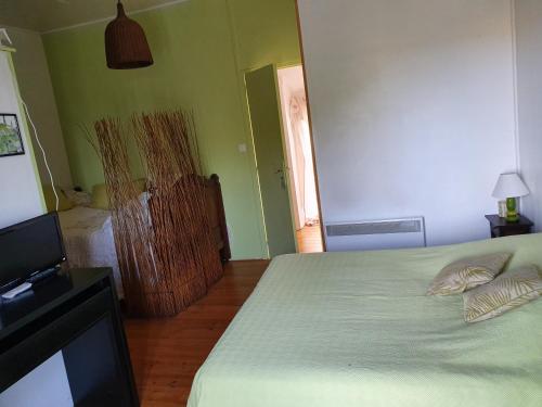 une chambre avec un lit et une télévision dans l'établissement Chambre d'hôtes Ermitage Saint Romble, à Crézancy