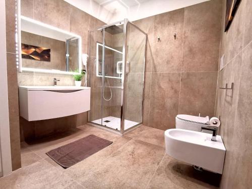 ein Bad mit einer Dusche, einem Waschbecken und einem WC in der Unterkunft Betta splendens in Palermo