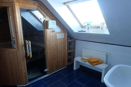 SalzhemmendorfにあるAfrikanisches Ambienteのバスルーム(洗面台、トイレ付)、窓が備わります。