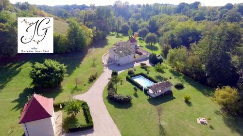 - une vue aérienne sur une maison avec une piscine dans l'établissement Domaine Jean-Got, proche de Saint Emilion, à Lugaignac