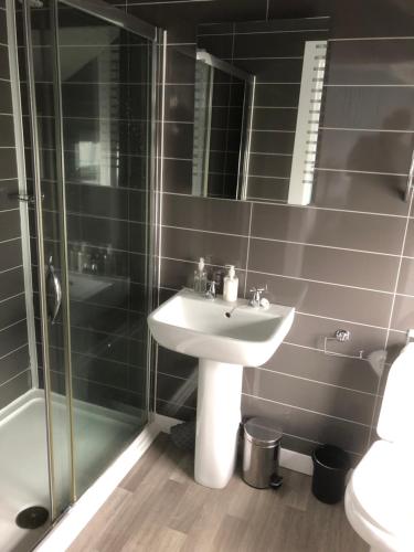 a bathroom with a sink and a shower at Newton House Oxford in Oxford