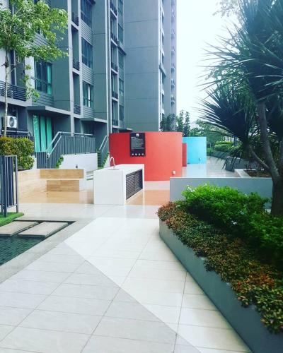 a walkway in a city with a building at Cityview Homestay Seksyen 13 Shah Alam, Aeon Mall, Stadium, I-City in Shah Alam