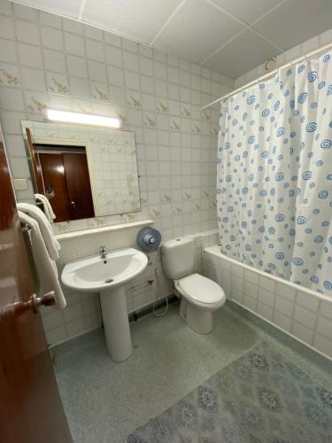 Bilik mandi di Hotel TEJ