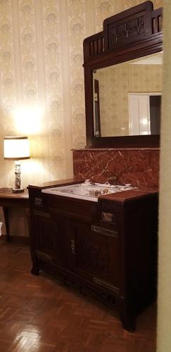 a bathroom with a large mirror and a dresser at Casa Turística Plaza del Conde in Ciudad-Rodrigo