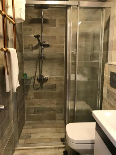 Kylpyhuone majoituspaikassa Barkod Otel