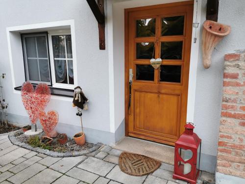 a front door of a house with two hearts at Gästezimmer Reitinger in Siegenburg