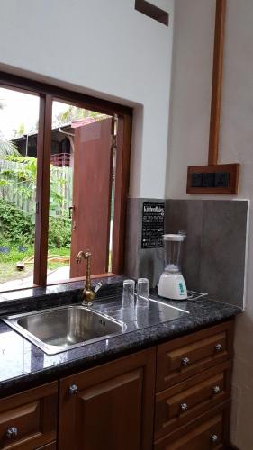 Kuchyň nebo kuchyňský kout v ubytování CHARAKAMA Guest Bungalow - GAMPAHA