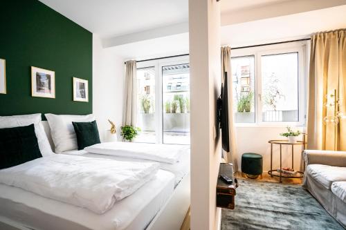 2 łóżka w pokoju z zieloną ścianą w obiekcie Boutique Design-Apartments Vienna w Wiedniu