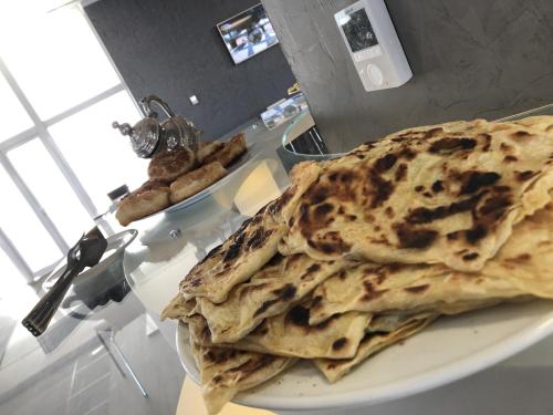 Makanan di atau berdekatan hotel