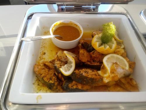 Makanan di atau berdekatan hotel