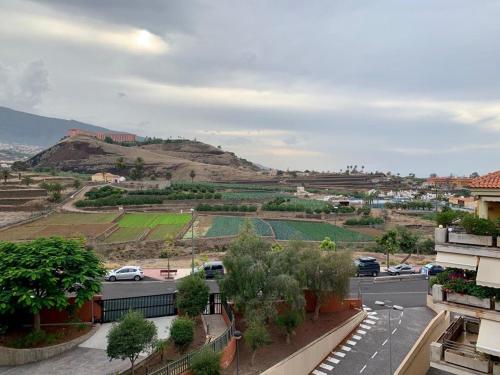una vista de una ciudad con una colina en el fondo en Piso Jardines del Teide en el Puerto de la Cruz, en Puerto de la Cruz