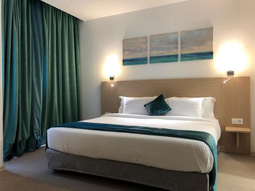 Katil atau katil-katil dalam bilik di HOTEL Vent-Dôme Khaled Hotel & SPA