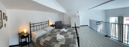 Un dormitorio blanco con una cama y un balcón. en SweetHomeToledo, en Nápoles