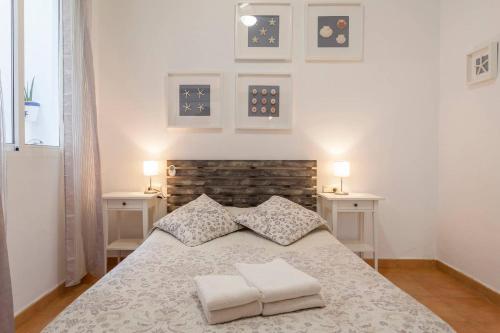 バレンシアにあるPuerto Belloのベッドルーム1室(大型ベッド1台、テーブル2台付)