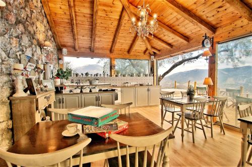 アラコバにあるAlmondHouse Suites with Fireplace - ADULTS ONLYのキッチン、ダイニングルーム(テーブル、椅子付)