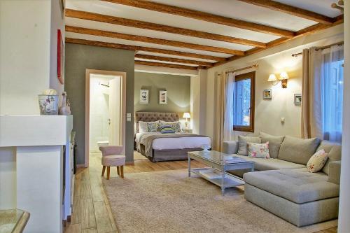 Foto dalla galleria di AlmondHouse Suites with Fireplace - ADULTS ONLY ad Aráchova