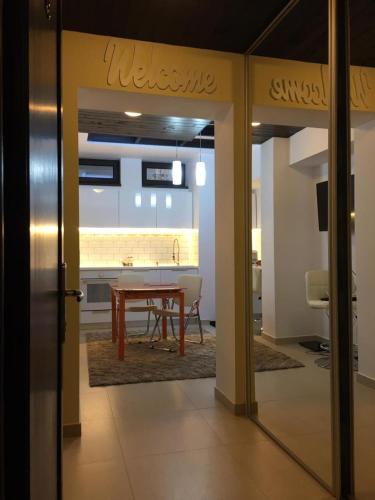 a dining room with a table and a kitchen at Apartamente 13 si 16 in Oxygen Residence Sinaia in Sinaia