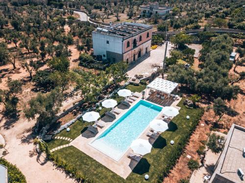 una vista aérea de una villa con piscina en Tenuta Pigliano Hotel, en Bagnolo del Salento