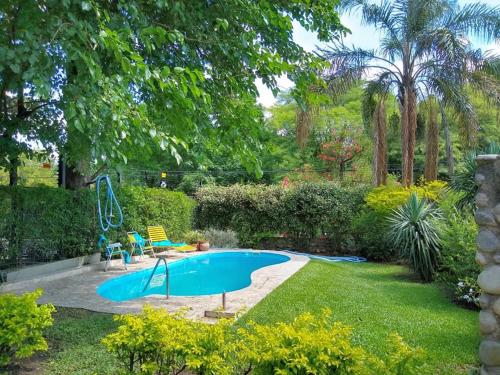 un patio trasero con piscina y columpio en RIO y VERDE en Córdoba