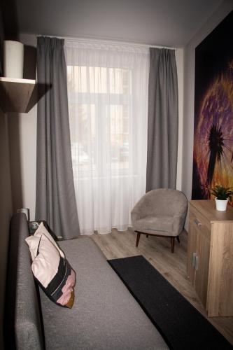 Ένα ή περισσότερα κρεβάτια σε δωμάτιο στο Loli Apartman