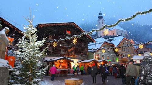a group of people walking around a christmas market at Naturhaus Andrea in Grossarl