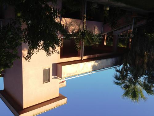 una piscina junto a una casa con árboles en Appartamento Vacanze A Palermo, en Palermo