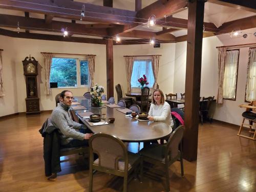 een man en vrouw aan een tafel in een kamer bij Ikoi in Nikko