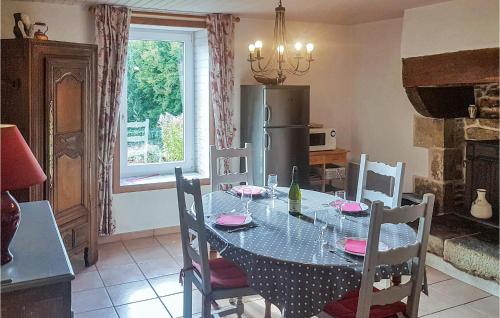 une salle à manger avec une table et un réfrigérateur dans l'établissement Stunning Home In Plogastel St Germain, à Plogastel-Saint-Germain