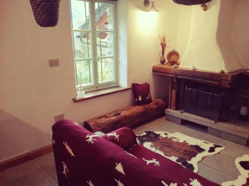 a living room with a couch and a fireplace at La Casetta di Lele e Schina in Arvier