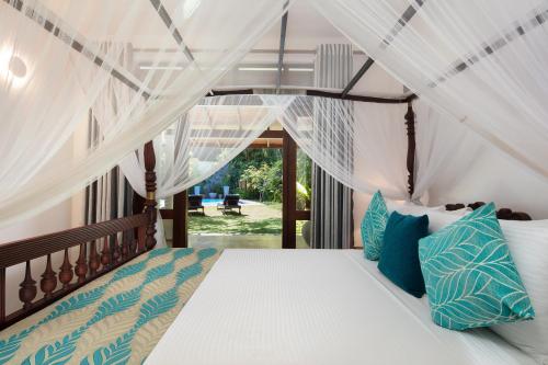 Ένα ή περισσότερα κρεβάτια σε δωμάτιο στο Ballarat Luxury Villa - Hikkaduwa