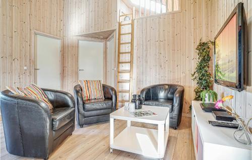 Μια τηλεόραση ή/και κέντρο ψυχαγωγίας στο Beautiful Home In Sydals With Kitchen