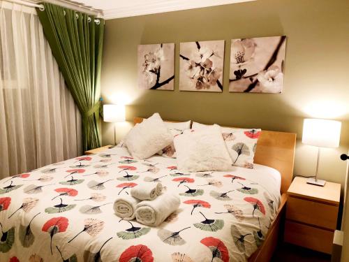 een slaapkamer met een bed met handdoeken erop bij Hannah's Heavenly Home in Surrey