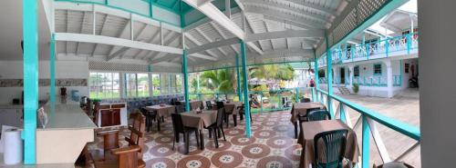 Um restaurante ou outro lugar para comer em Villa Sunny Days