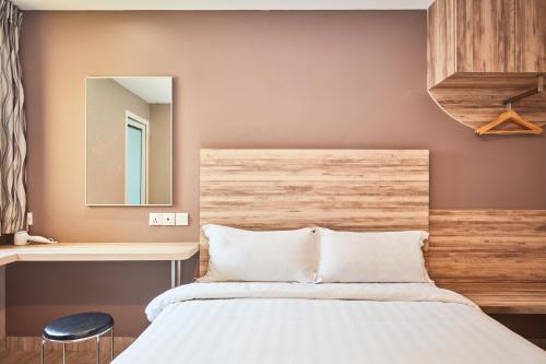 a bedroom with a bed and a mirror at ibis budget Singapore Crystal in Singapore