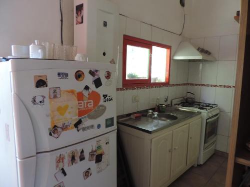 cocina con nevera y fregadero en Urquiza House en Victoria