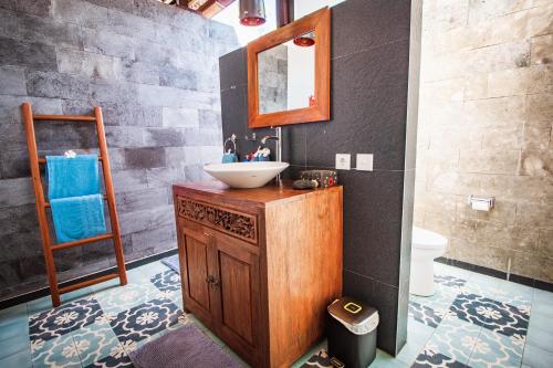 a bathroom with a sink and a mirror at Villa Bukit Malas 3 in Amed