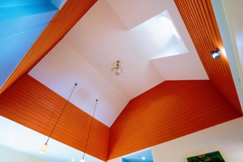 Zimmer mit orangefarbenen und weißen Wänden und einer Decke in der Unterkunft Relax private Pool Villas - 4 bedroom villas in Ao Nang Beach