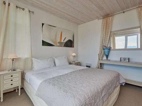 a bedroom with a white bed and a window at Lemon Tree Lodge in Kaikoura