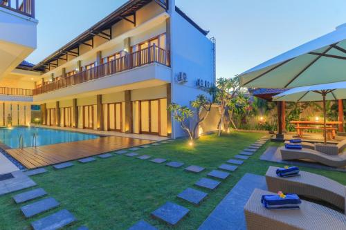 uma imagem de uma villa com piscina em Linda Villa 2 em Sanur