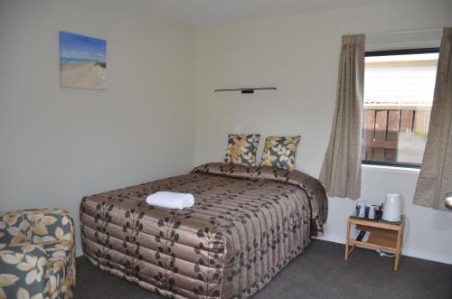 Una cama o camas en una habitación de Judges Pool Motel Turangi