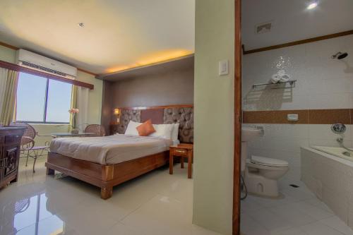 Een bed of bedden in een kamer bij Rawis Resort Hotel and Restaurant