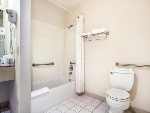 Bilik mandi di Arlington Motor Inn