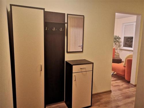 um quarto com um frigorífico e uma mesa em Kalniečiai park apartment em Kaunas