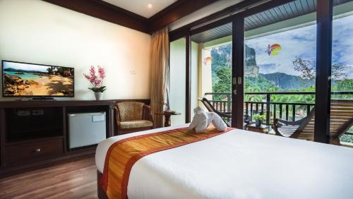 Postel nebo postele na pokoji v ubytování Aonang Orchid Resort - SHA Extra Plus