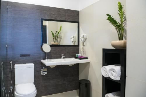 La salle de bains est pourvue de toilettes, d'un lavabo et d'un miroir. dans l'établissement EKHO Weligama, à Weligama