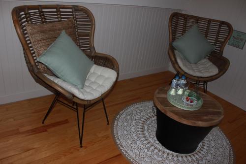 two chairs and a coffee table in a room at Le chalet des Pesettes in Thorens-Glières