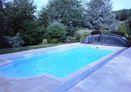 - une grande piscine avec un couvercle dans la cour dans l'établissement Le chalet des Pesettes, à Thorens-Glières